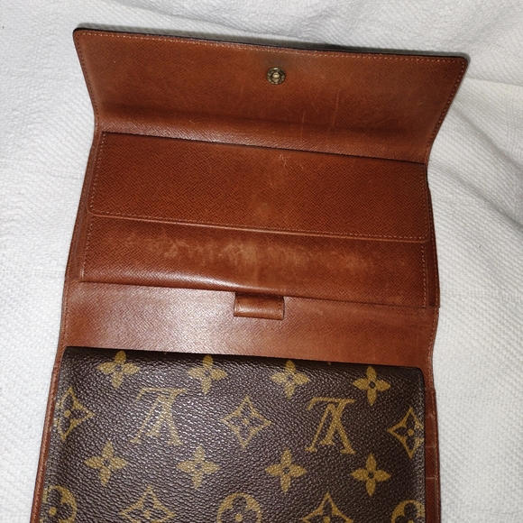 Luis Vuitton Sarah Wallet - Picture 3 of 10